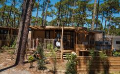 Vue ensemble Lodge Premium jacuzzi 6 personnes dans les Landes au camping Le Vieux Port
