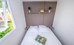 Chambre avec grand lit Mobil-home Eco 4/5 personnes dans les Landes au camping Le Vieux Port