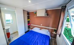 Chambre et salle de bains Mobil-home Resasol 2/4 personnes dans les Landes au camping Le Vieux Port