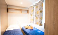 Chambre avec lits jumeaux Mobil-home Resasol 8 personnes dans les Landes au camping Le Vieux Port
