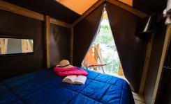 Vue intérieure et terrasse Tente Duo 2 personnes dans les Landes au camping Le Vieux Port