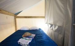 Chambre avec grand lit Tente Eco 4 personnes dans les Landes au camping Le Vieux Port