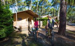 Extérieur vélos Tente Ecoluxe 4/5 personnes dans les Landes au camping Le Vieux Port