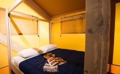 Chambre grand lit Tente Ecoluxe 8 personnes dans les Landes au camping Le Vieux Port
