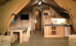 Cuisine et salle à manger Tente Ecoluxe 8 personnes dans les Landes au camping Le Vieux Port
