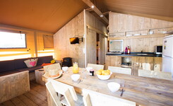 Intérieur Tente Ecoluxe 8 personnes dans les Landes au camping Le Vieux Port