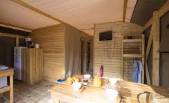 Coin cuisine Tente Ecoluxe 8 personnes dans les Landes au camping Le Vieux Port