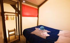 Chambre grand lit Tente Resasol 4/5 personnes dans les Landes au camping Le Vieux Port
