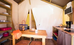 Coin cuisine Tente Resasol 4/5 personnes dans les Landes au camping Le Vieux Port
