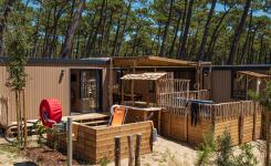 Vue ensemble Cottage Duo Suite Premium jacuzzi 8 personnes dans les Landes au camping Le Vieux Port