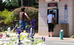 Distributeur automatique de billets à l'entrée du camping 5 étoiles Le Vieux Port dans les Landes