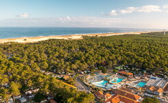 Vue d'ensemble du camping 5 étoiles écologique dans la forêt et au bord de l'océan Atlantique Le Vieux Port dans les Landes 