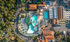 Vue du ciel du parc aquatique blotti entre les pins au camping écologique et 5 étoiles Le Vieux Port dans les Landes