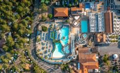 Vue du ciel du parc aquatique blotti entre les pins au camping écologique et 5 étoiles Le Vieux Port dans les Landes