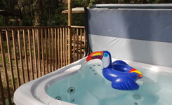 Jacuzzi  Emplacement VIP 150 jacuzzi 2/6 personnes dans les Landes au camping Le Vieux Port