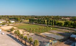 Plaine des sports du camping 5 étoiles Le Vieux Port dans les Landes vue du ciel