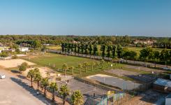 Plaine des sports du camping 5 étoiles Le Vieux Port dans les Landes vue du ciel