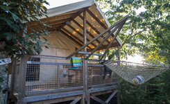 Cabane sur pilotis au camping 5 étoiles Le Vieux Port dans les Landes