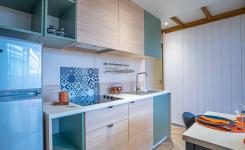 Intérieur cuisine du chalet Premium 6 personnes au camping 5 étoiles Le Vieux Port à Messanges dans les Landes