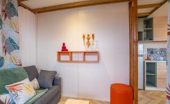 Intérieur salon du chalet Premium 6 personnes au camping 5 étoiles Le Vieux Port à Messanges dans les Landes