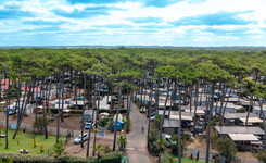 Vue aérienne du camping 5 étoiles le Vieux Port dans les Landes