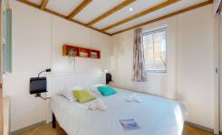 Chambre du chalet Premium 6 personnes au camping 5 étoiles Le Vieux Port à Messanges dans les Landes