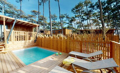 Terrasse chalet Premium vue sur la dune avec piscine privée et plancha au camping 5 étoiles Le Vieux Port à Messanges dans les Landes