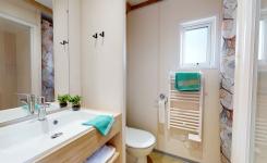 Salle de bain du Chalet premium 6 personnes au camping 5 étoiles Le Vieux Port dans les Landes à Messanges