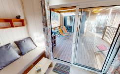 Salon et terrasse du chalet Premium 6 personnes au camping 5 étoiles Le Vieux Port à Messanges dans les Landes