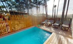 Piscine privée de la terrasse d'un Chalet Premium avec vue sur la dune au camping Le Vieux Port dans les Landes à Messanges