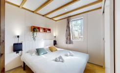 Salle de bain du Chalet premium 4 personnes au camping 5 étoiles Le Vieux Port dans les Landes à Messanges