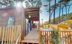 Terrasse chalet Premium 4 personnes au camping 5 étoiles Le Vieux Port à Messanges dans les Landes