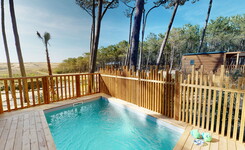 Piscine privée de la terrasse du Chalet Premium avec vue sur la dune au camping Le Vieux Port dans les Landes à Messanges