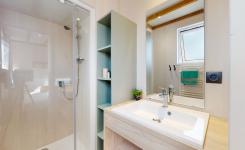 Salle de bain du Chalet premium 4 personnes au camping 5 étoiles Le Vieux Port dans les Landes à Messanges