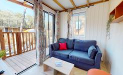 Salon du chalet Premium 4 personnes au camping 5 étoiles Le Vieux Port à Messanges dans les Landes