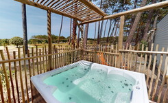 Jacuzzi sur la terrasse du Lodge Premium 4 personnes Dune Jacuzzi 