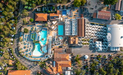 Vue drone du dessus de l'espace aquatique du camping 5 étoiles le Vieux Port dans le Sud Ouest des Landes et de sa place du village ainsi que de l'Arena pour sa salle de spectacles entourée de pins avec la forêt landaise à Messanges Vieux Boucau lès Bains