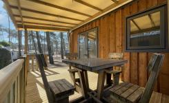 Terrasse de la cabane bois du camping en bord de mer 5 étoiles Le Vieux Port pour vos vacances à la plage avec du soleil
