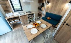 Pour vos vacances en bord de mer bénéficiez d'un séjour exceptionnel grâce à l'intérieur Cabane Bois 4 personnes du camping 5 étoiles Le Vieux Port à Messanges Vieux Boucau dans les Landes