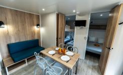 Séjour salon salle à manger kitchenette cuisine Intérieur Cabane Bois 4 personnes du camping 5 étoiles Le Vieux Port à Messanges Vieux Boucau dans les Landes