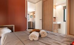 Mobil home Resasol 2/4 personnes, modèle 2024: Chambre avec accès direct à la salle de bain extérieure