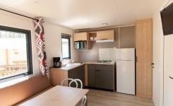 Mobil home Resasol 2/4 personnes, modèle 2024: le coin cuisine