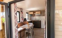 Mobil home Resasol 2/4 personnes, modèle 2024: le salon et la cuisine vue depuis la terrasse