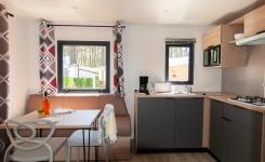 Mobil home Resasol 2/4 personnes, modèle 2024: le salon et la cuisine