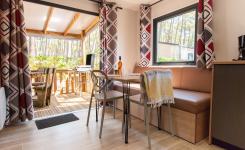 Mobil home Resasol 2/4 personnes, modèle 2024: le salon avec vue sur la terrasse