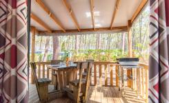 Mobil home Resasol 2/4 personnes, modèle 2024: la terrasse vue depuis le salon