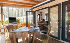 Mobil home Resasol 2/4 personnes, modèle 2024: la terrasse avec l'accès au salon