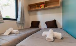 Mobil-home Resasol 6/8 personnes modèle 2024 : L'une des 2 chambres enfants et ses 2 lits simples