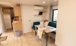 Mobil-home Resasol 6/8 personnes modèle 2024 : le salon et le coin repas