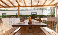 Mobil-home Resasol 6/8 personnes modèle 2024: Table à manger sur la terrasse